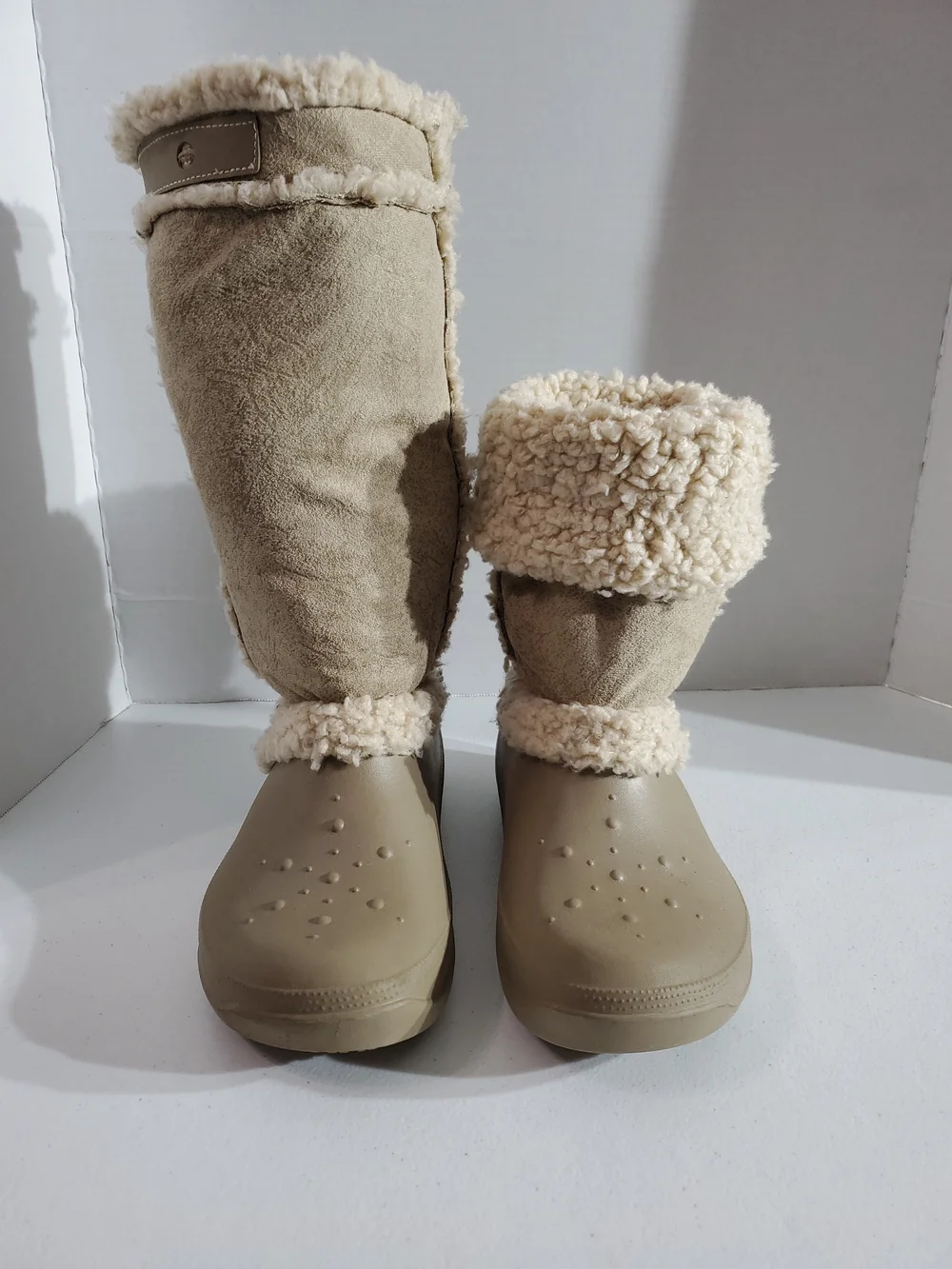 Crocs Womens Sz 9 Adjustable Beige Fleece-Lined Winter Boots